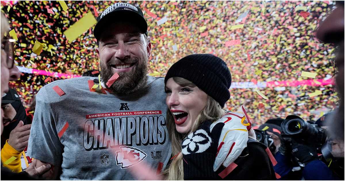 বাগদত্ত ট্রাভিস কেলসির সঙ্গে অ্যামেরিকান বিখ্যাত সংগীতশিল্পী ও সংগীত রচয়িতা টেইলর সুইফট। ছবি: এপি